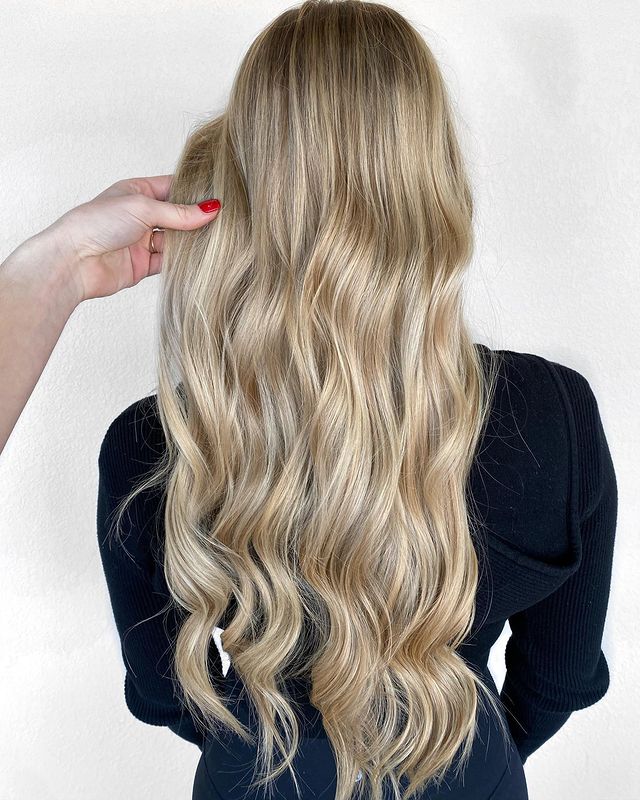 Cabelo loiro com luzes champanhe