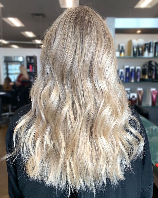 Cabelo loiro com luzes champanhe