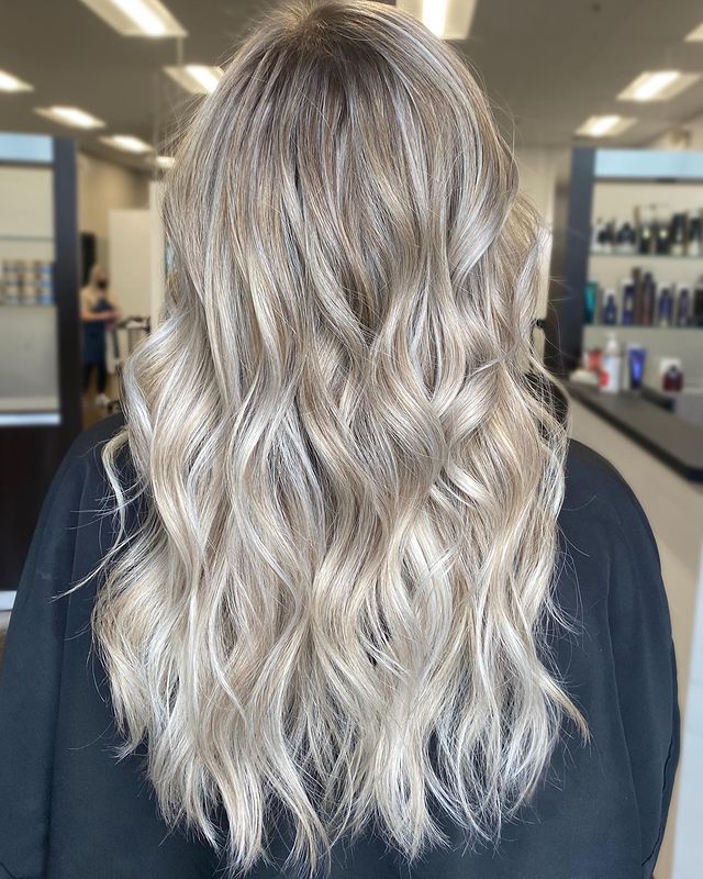 Cabelo loiro com luzes champanhe