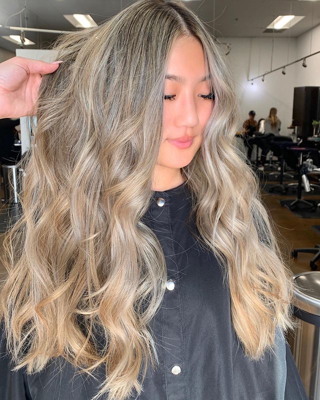 Cabelo loiro com luzes acinzentadas