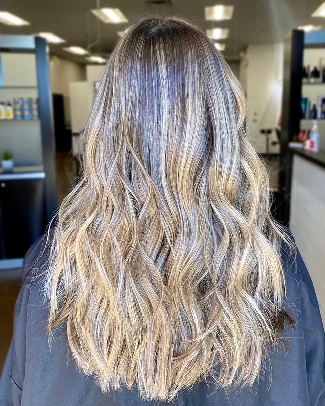 Cabelo loiro com luzes acinzentadas
