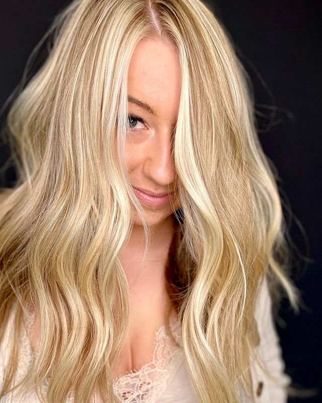Cabelo loiro com luzes champanhe