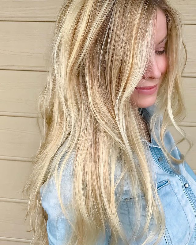 Cabelo loiro com luzes champanhe