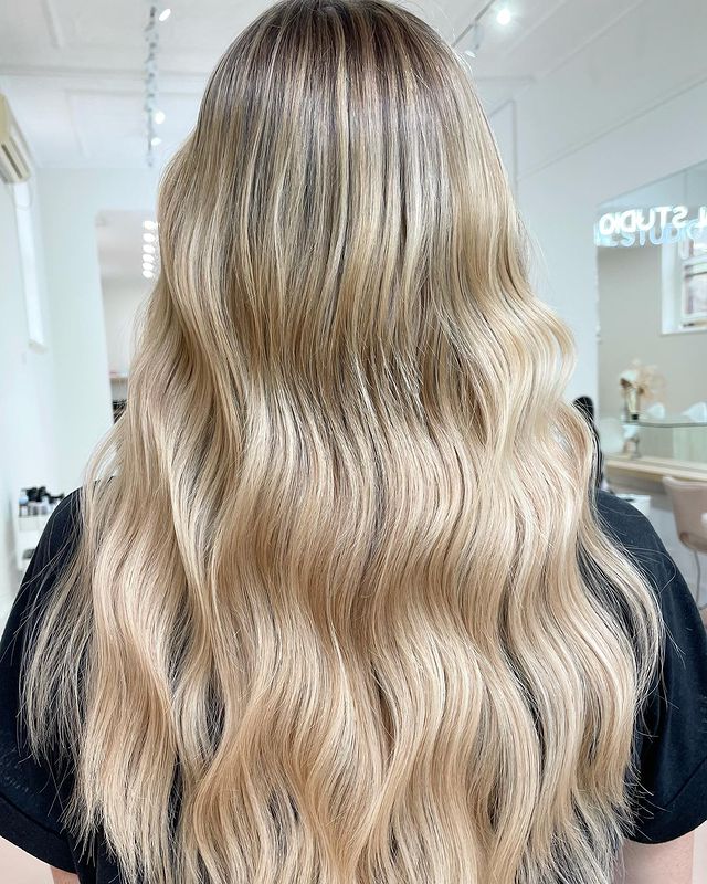 Cabelo loiro com luzes champanhe