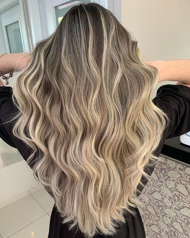 Cabelo loiro com luzes champanhe
