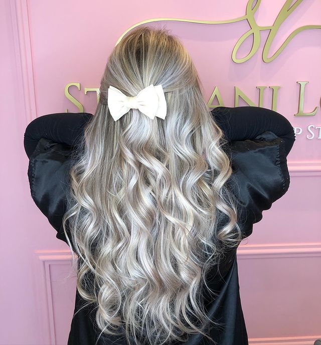Cabelo loiro com luzes champanhe
