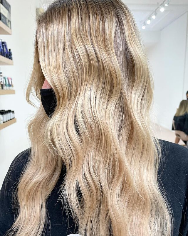 Cabelo loiro com luzes champanhe