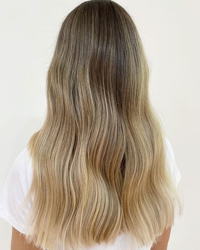 Cabelo loiro com luzes champanhe